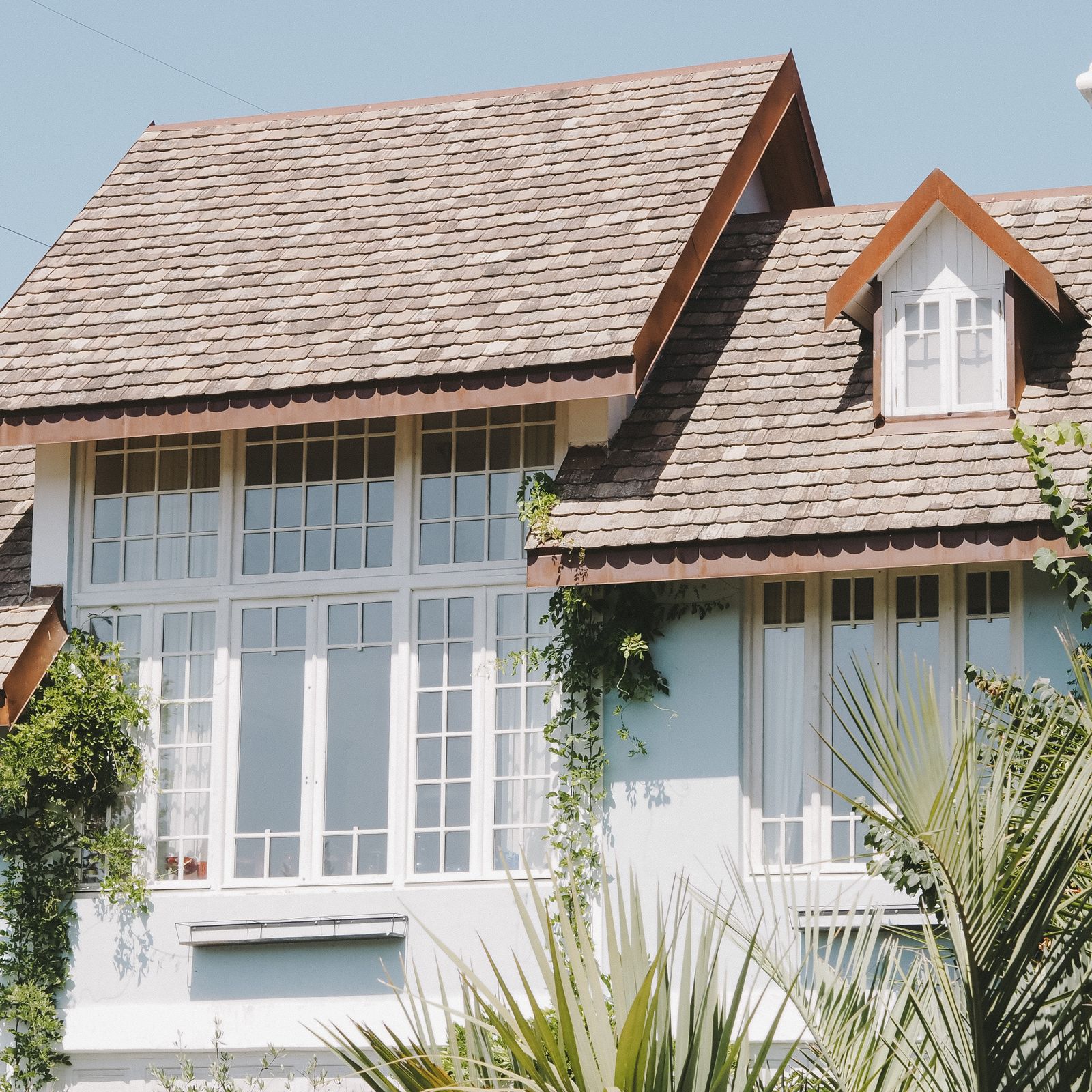 Tiled roof and dormer window — stock photograph